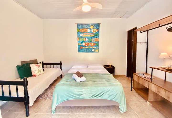 Chumba cha 2 kilicho na kiyoyozi na kutoka kwenda kwenye bustani ya mbele