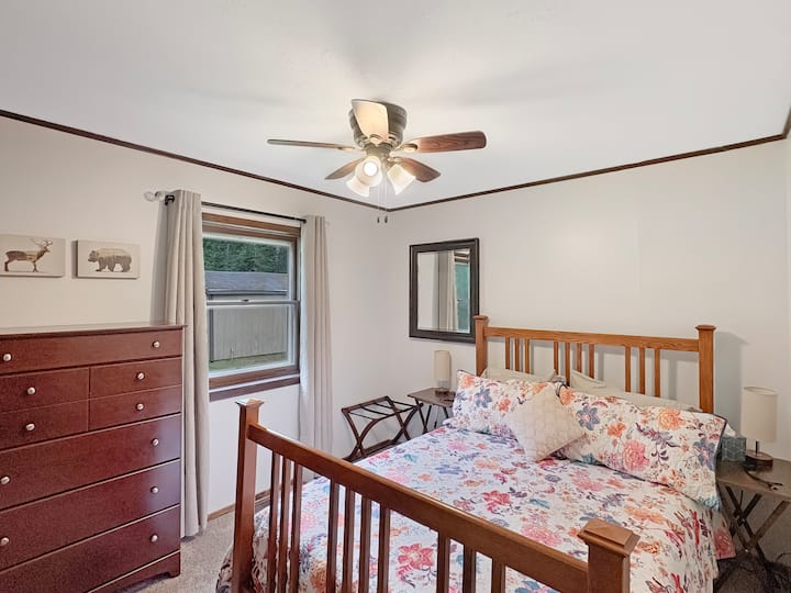 Sleep soundly in the comfortable queen bed w new bedding & black out curtains. Bedlamps contain two phone charging ports and a multi-charger cable. 