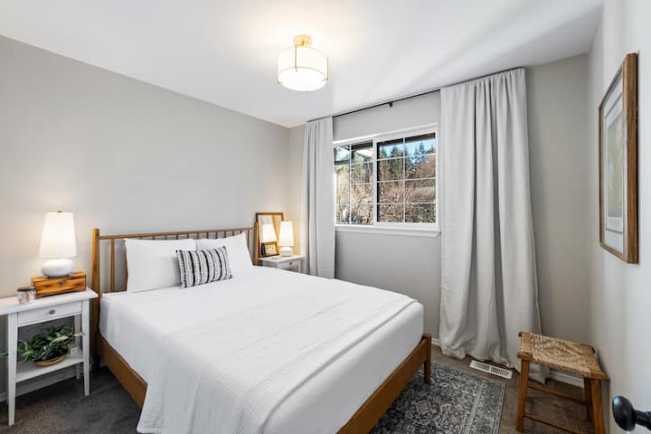 მე-3 საძინებელი, საწოლი და ოთახის გამუქებული ფარდები. 