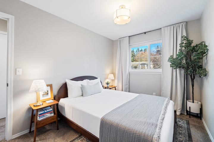 მე-2 საძინებელი, საწოლი და ოთახის გამუქებული ფარდები. 