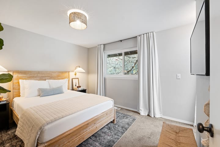 Ძირითადი საძინებელი, საწოლი და ოთახის გამუქებული ფარდები. 