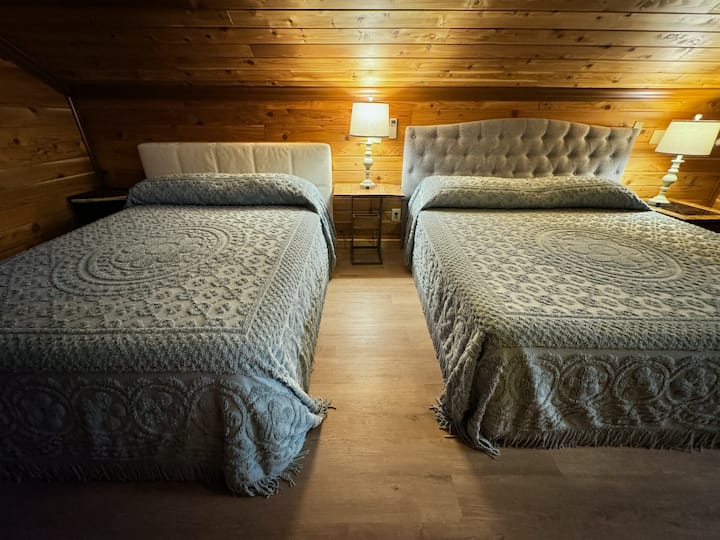 左侧有一张标准双人床，右侧有一张加州加大双人床。 台灯配备USB充电端口。 卧室内设有门，可进入卫生间。