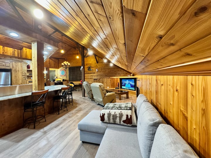 前景的沙发床变成了一张双人床。 床上用品存放在垫子下方的隔间中。