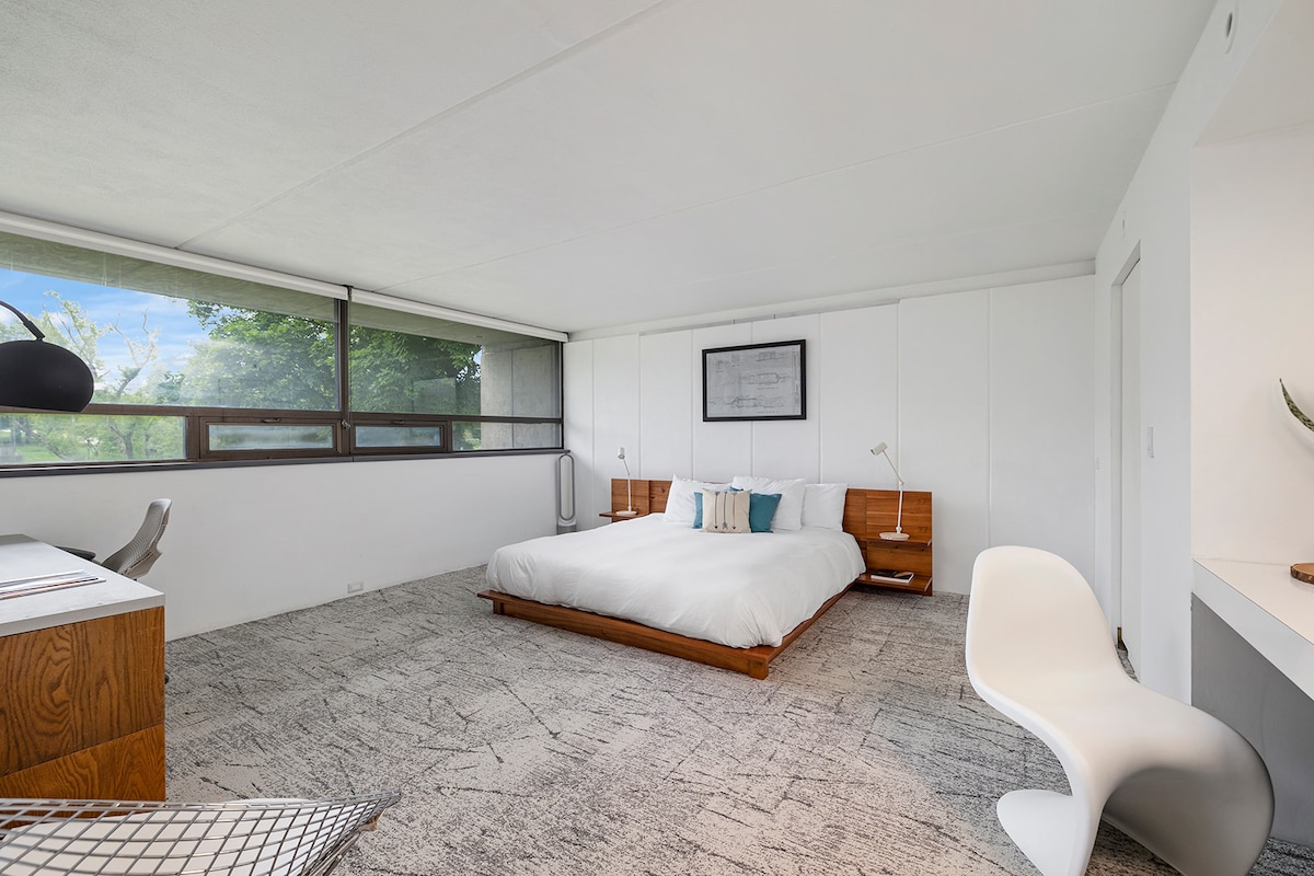 Glavna spavaća soba s podignutim roletama