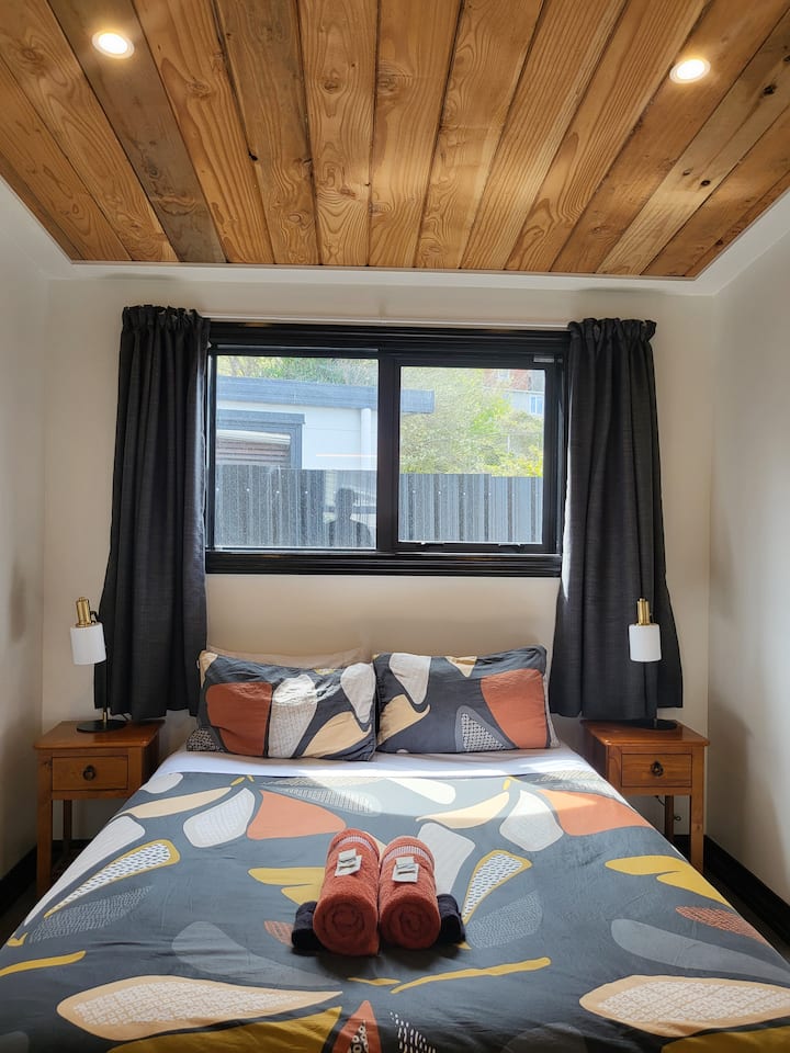 Dhoma e gjumit në katin përdhes (tani ka perde neto siç tregohet në fotografinë e mëparshme).