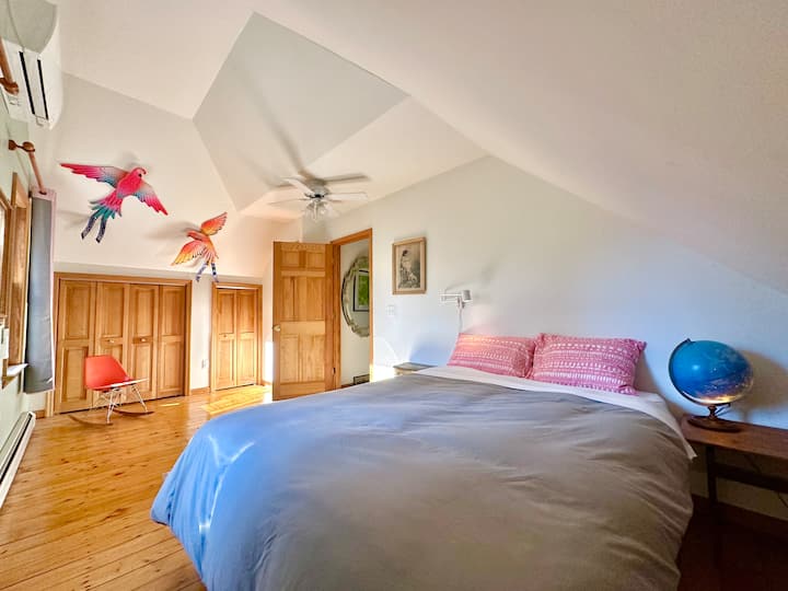 Chumba cha kulala cha ukubwa wa malkia kwenye ghorofa ya juu