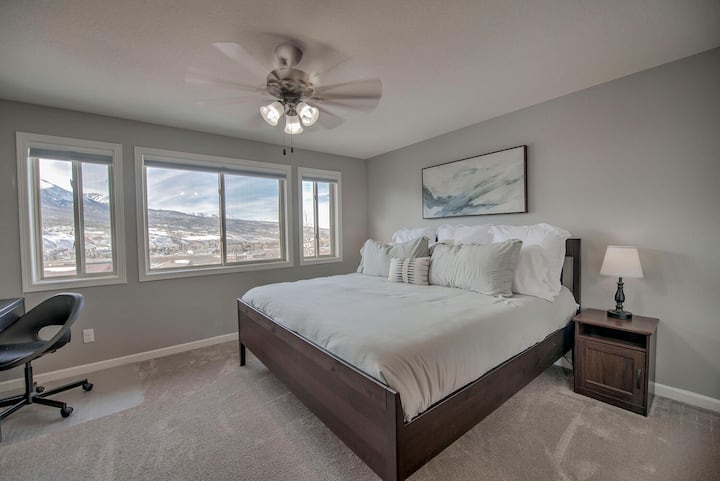 King bed with beautiful mountain views.