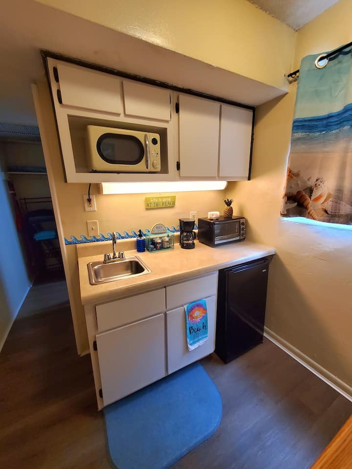 Surf Vibe Oceanview Studio Near Pier | Sleeps 3 - Daytona Beach, FL