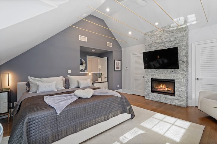 ห้องนอนหลักบนชั้นสองพร้อมห้องน้ำส่วนตัว