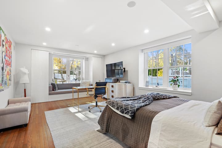 ห้องชุดรับรองแขกชั้นแรกพร้อมห้องน้ำส่วนตัวเต็มรูปแบบ