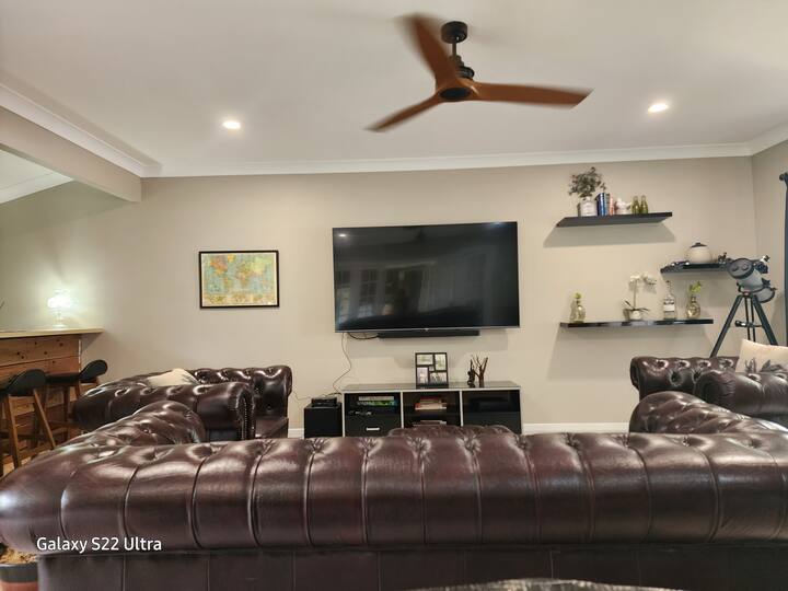 Private Setting In Quiet Street With Security. - Gracemere