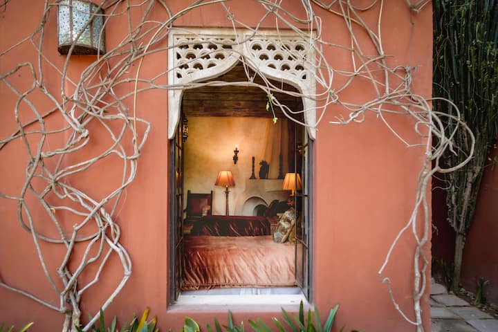 Predivna spavaća soba uz bazen s dva jednostruka kreveta i
kamin. Kupaonica u sobi.