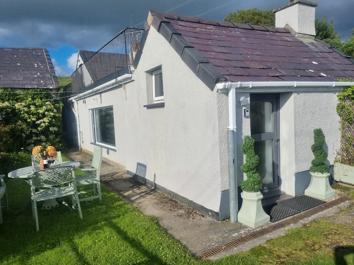 The Burrow, Countryside, Coastal & Mountain Views - Caernarfon