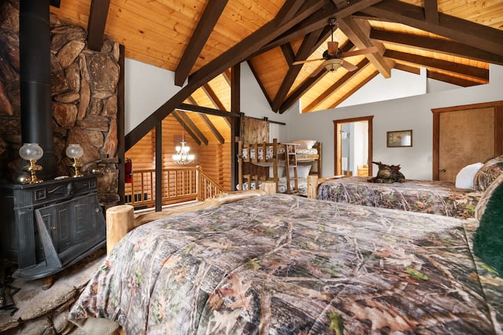 Dva bračna kreveta (1,6x2)
Dva odvojena ležaja / krevet na kat
 Kamin na drva 