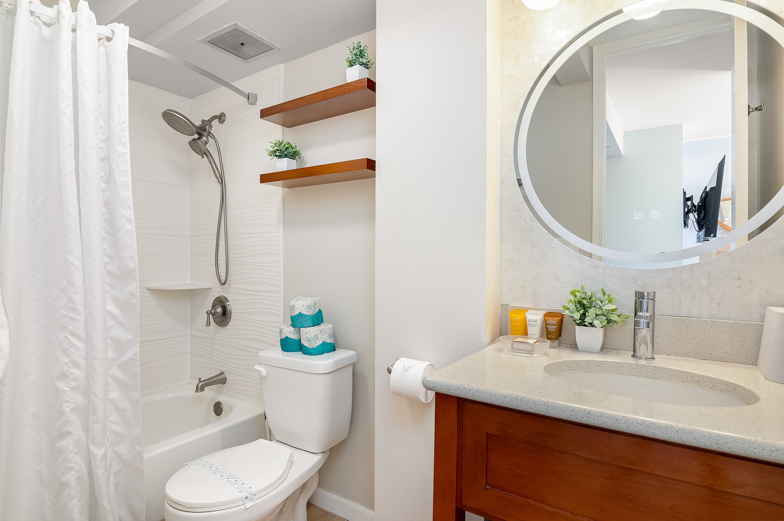 Condo in Honolulu · ★4.77 · Studio · 2 beds · 1 private bath - Image 34