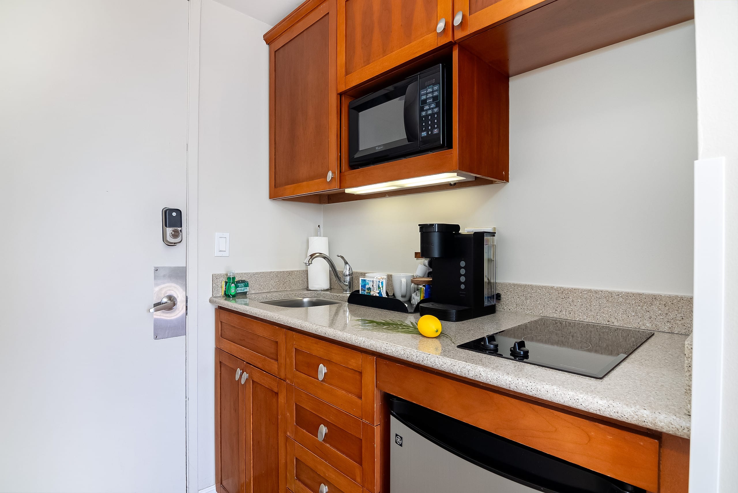 Condo in Honolulu · ★4.77 · Studio · 2 beds · 1 private bath - Image 20