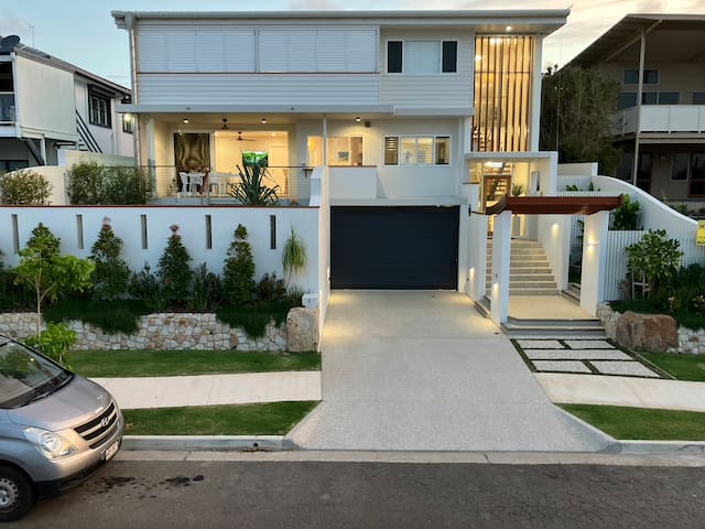 Minutes to the sand 3B/R unit pet friendly +sauna!