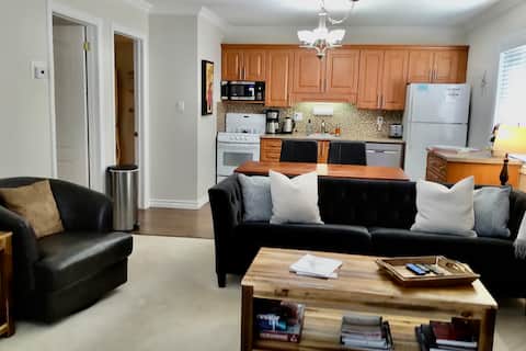 Top performing Airbnb: K's Cozy Condo -Mins. to Ski, Trails, Shops, Beach in Collingwood