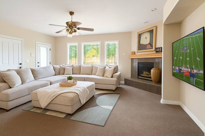 Golf Mansion • 7BR • 12 Beds • Luxe gallery image 3