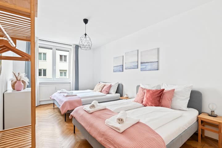 chumba cha kulala cha pili kina vitanda 2 vya ukubwa wa kifalme kwa watu wasiozidi 4