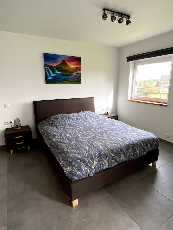 Primera zona de dormitorio 
Cama doble
Acceso directo al exterior
Acceso a la zona de la habitación de arriba por una escalera 
Los dos espacios de dormitorio están "comunicados" (no hay cierre entre ellos)