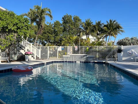 Popular Airbnb listing: The Little Inn with a Big ❤️ in Lauderdale By The Sea