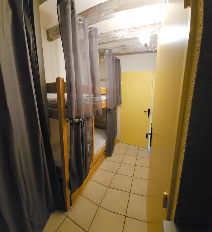 2 literas con cortinas para mayor tranquilidad.