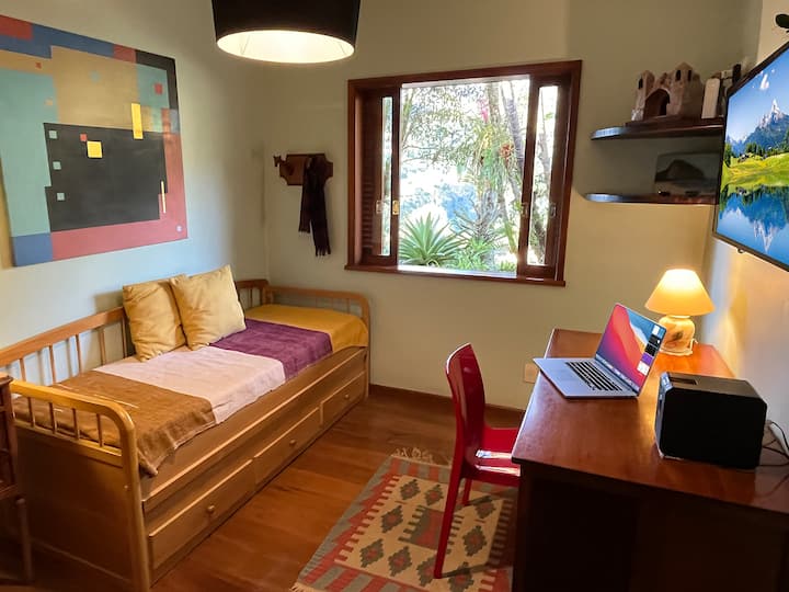 غرفة بسريرين مزدوجين وكتابة مكتبية مع NOBREAK وإنترنت ألياف عالي السرعة