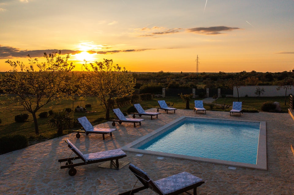 Villa Iva. Stunning house with heated pool! — photo 1