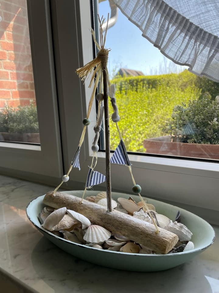 Втора спалня с висококачествено двуетажно легло с възможност за изтегляне на трето легло и красива морска декорация