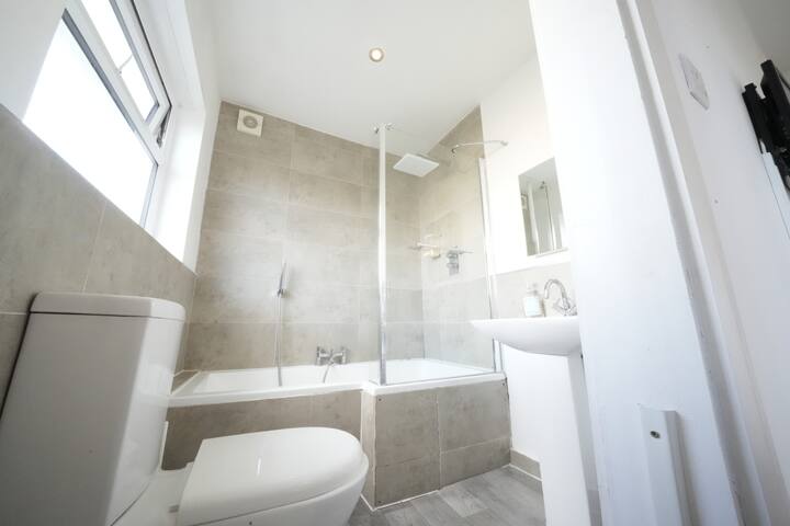 Airport 6Bed 6Bathroom | Sleeps 13 | Airport Near gallery image 3