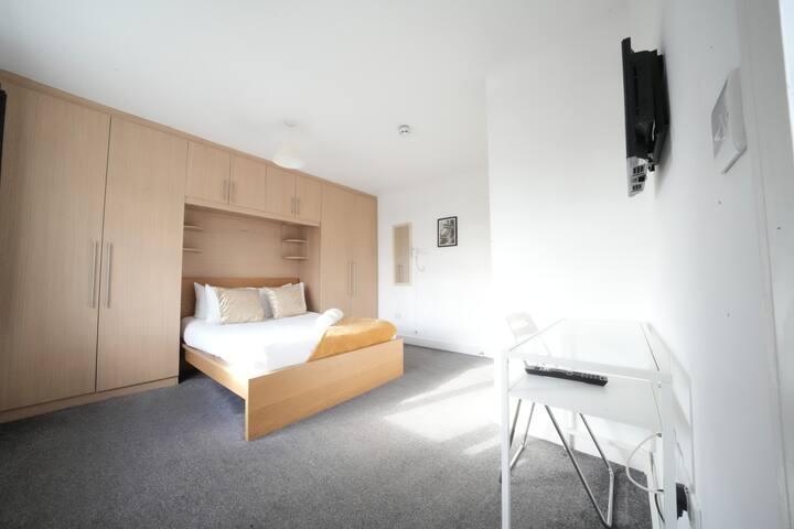 Airport 6Bed 6Bathroom | Sleeps 13 | Airport Near gallery image 2