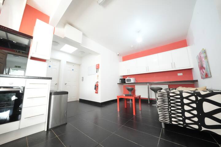 Airport 6Bed 6Bathroom | Sleeps 13 | Airport Near gallery image 4