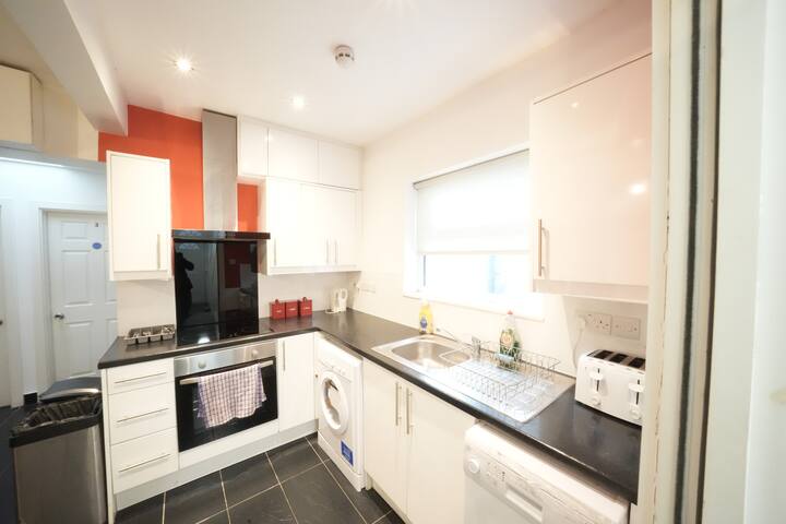 Airport 6Bed 6Bathroom | Sleeps 13 | Airport Near gallery image 5