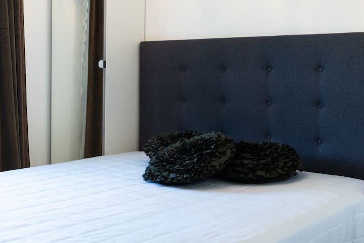 Საძინებელი ორადგილიანი საწოლით.