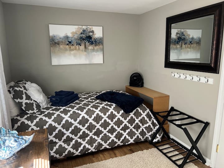 El dormitorio central tiene dos camas individuales XL con una cómoda en el medio y dos portaequipajes. Acceso al baño compartido en el pasillo. 