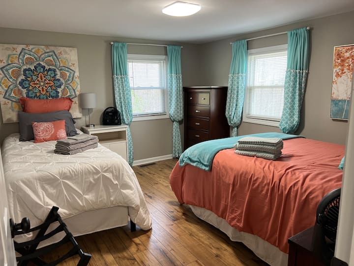 El tercer dormitorio tiene una cama de tamaño completo y una cama individual XL con una cómoda y portaequipajes para tus pertenencias. Ropa de cama y toallas proporcionadas. 