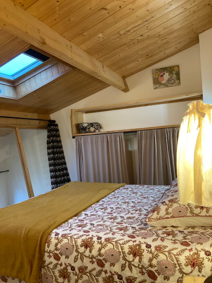 سرير بحجم كوين مريح جدًا.