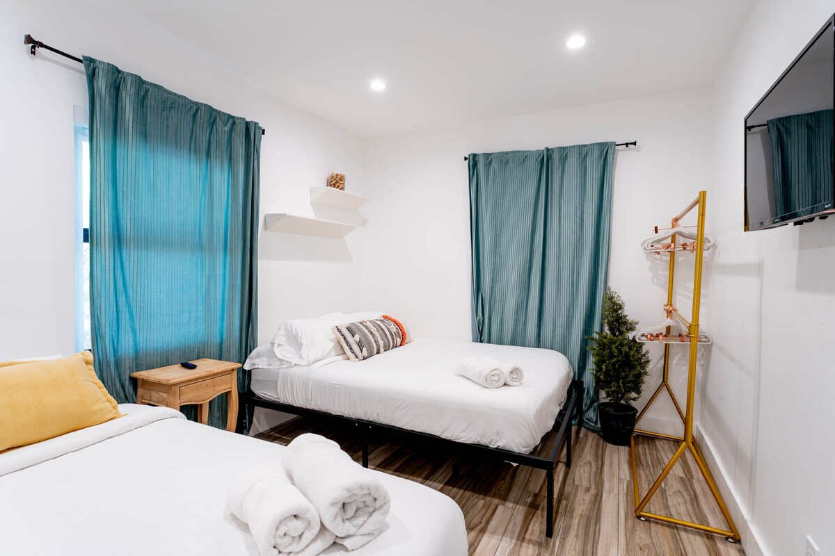 سريران مزدوجان وإضاءة ناعمة وطاقة جيدة — مصممة لسهولة الصباح.