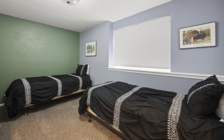 חדר השינה הזה מושלם למשפחות או לחברים, ומציע שתי מיטות יחיד נוחות. גוונים רכים ועיצוב פשוט יוצרים אווירה שלווה ללילות מרגיעים.