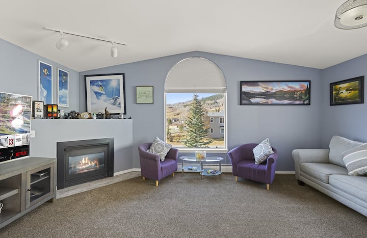 בסלון המואר הזה יש מקומות ישיבה נעימים, חלונות גדולים וקמין חמים. מושלם למנוחה אחרי הרפתקאות בהרים או מפגש עם יקיריכם.