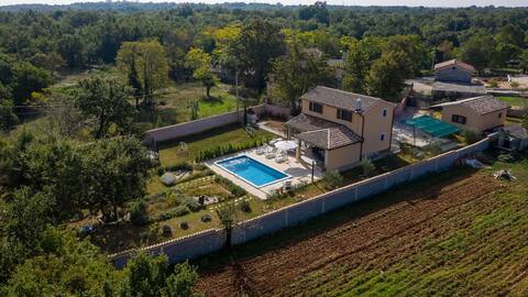 Nice holiday houses   with  Mediterranean garden