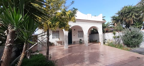House by the sea with garden and internal parking.