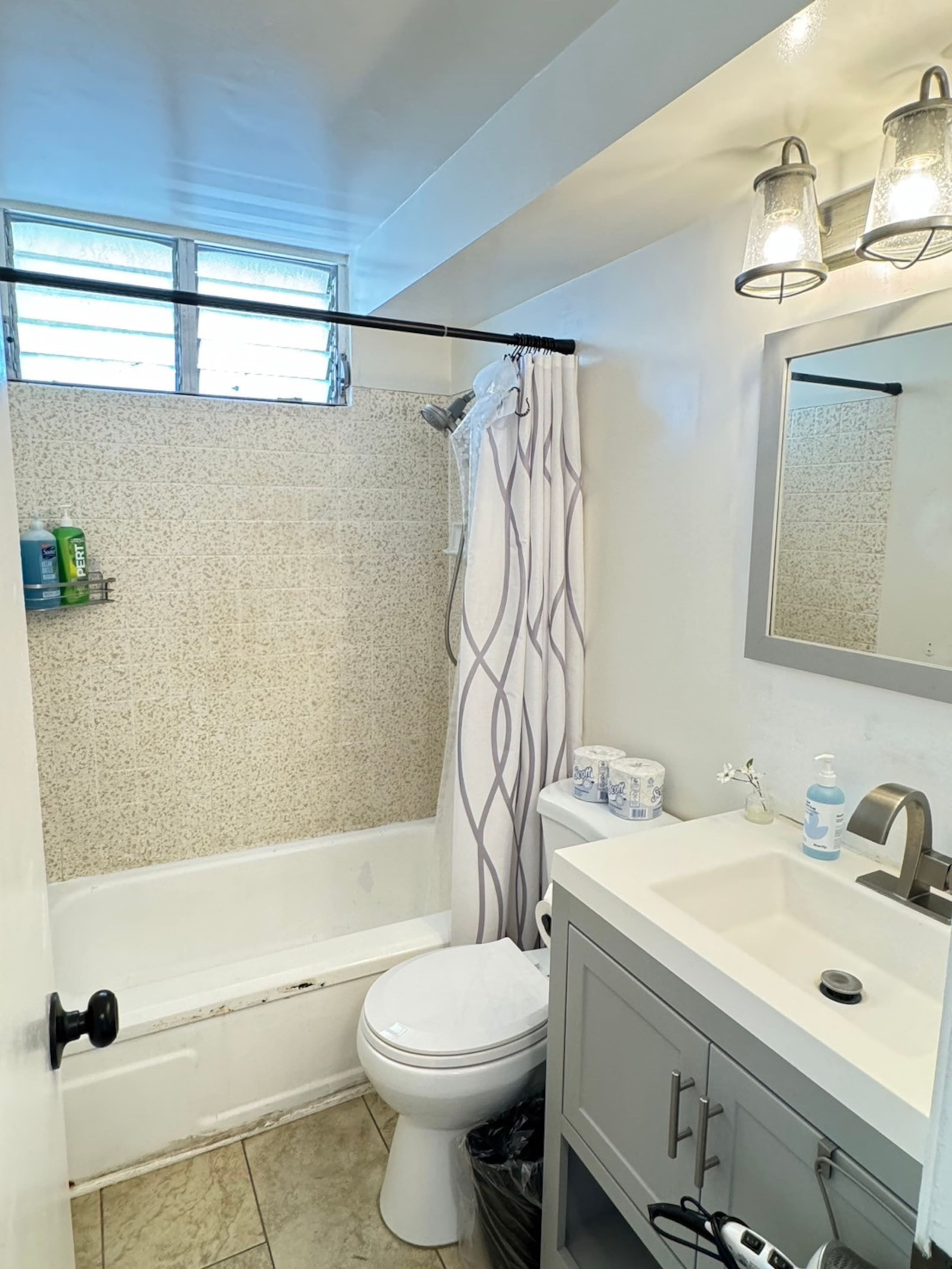 Condo in Honolulu · ★4.8 · Studio · 1 bed · 1 private bath - Image 5