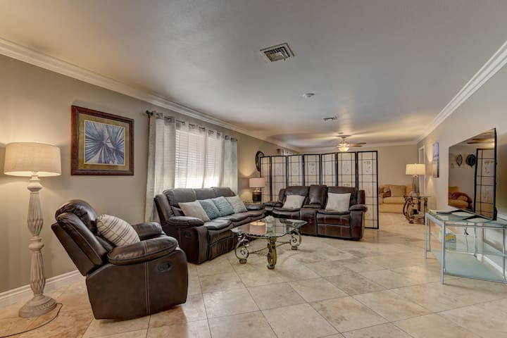 Gorgeous 6b/4b VILLA .5acre *POOL* 5 min to Strip gallery image 3