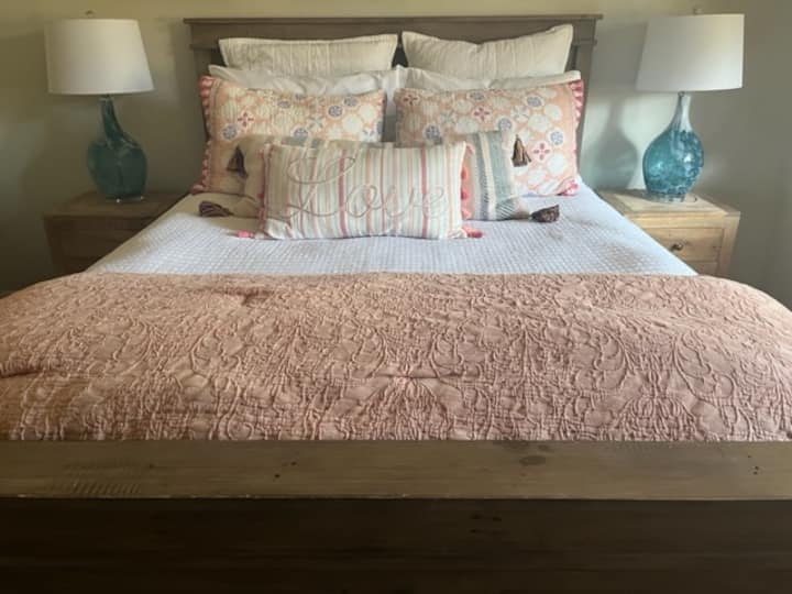 Kitanda cha ukubwa wa malkia chenye starehe.