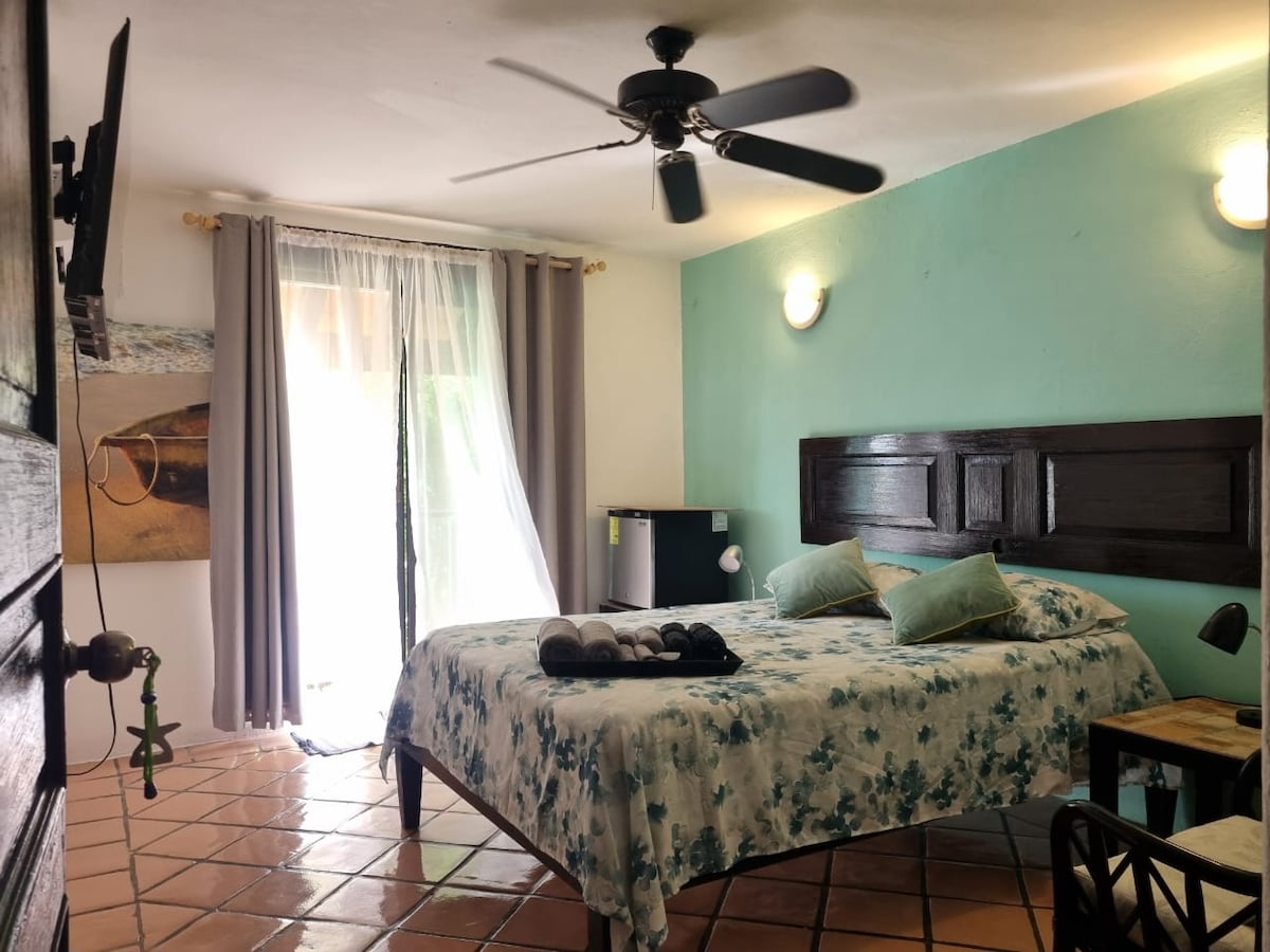 Cama matrimonial, smart tv,  frigobar, blancos, toallas, lámparas de buro, sillón, mesa con silla te harán más cómoda tu estancia en este refugio.