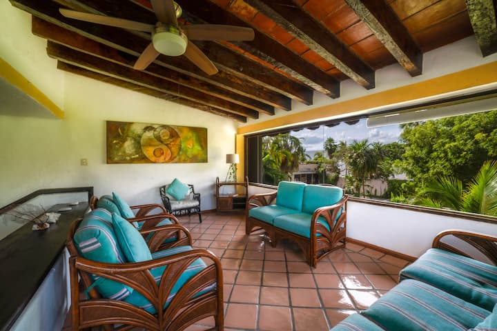 סלון מרווח ומואר עם נוף יפהפה לגנים ועצי דקל, מקורה בקורות עץ המעניקות טעם מיוחד בזמן המנוחה. יש לו מאוורר תקרה וחלון צד גדול.