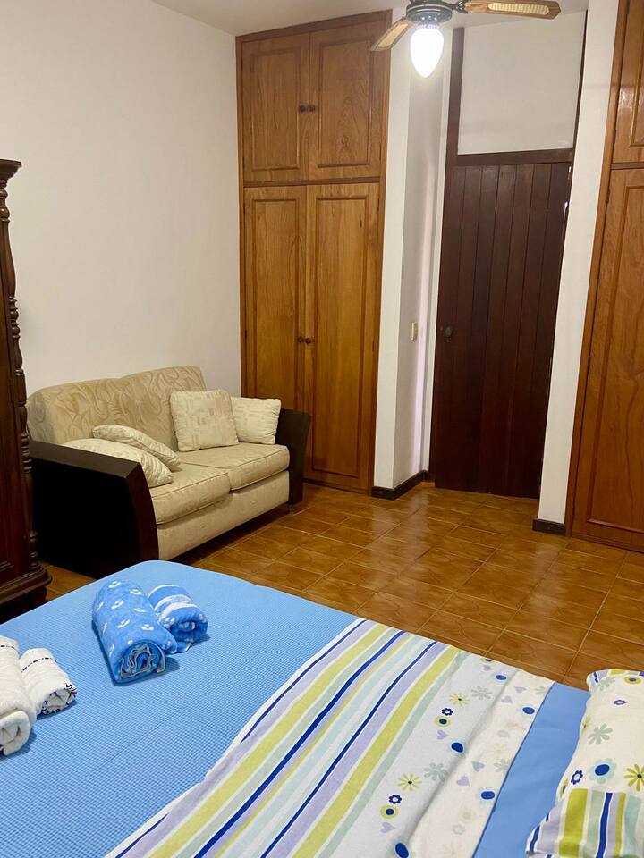Chambre avec lit double et ventilateur de plafond. Casiers légers disponibles. Armoire sombre avec options pour les couverts, le hamac et les serviettes. Chambre spacieuse, possibilité de placer un matelas.