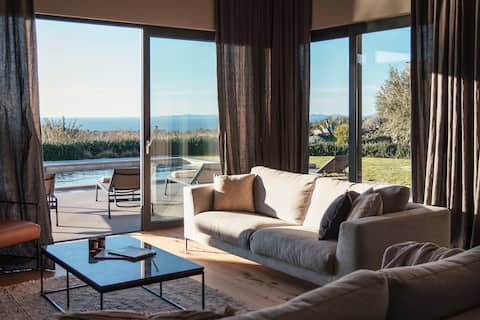 Spacious house with panoramic sea view and pool